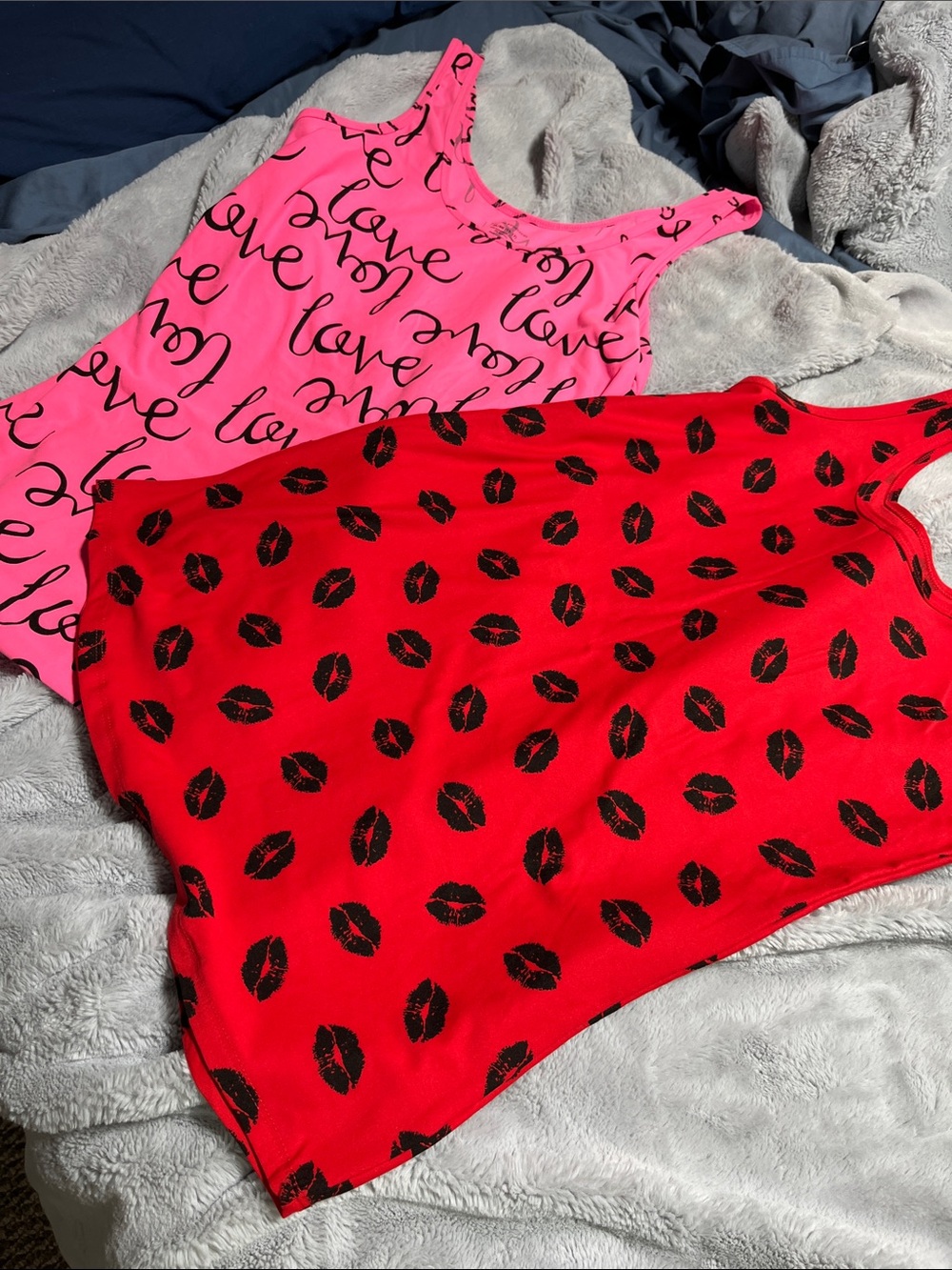 No Boundaries Hot Pink Tank with Black "Love" Script and lips tank nwot